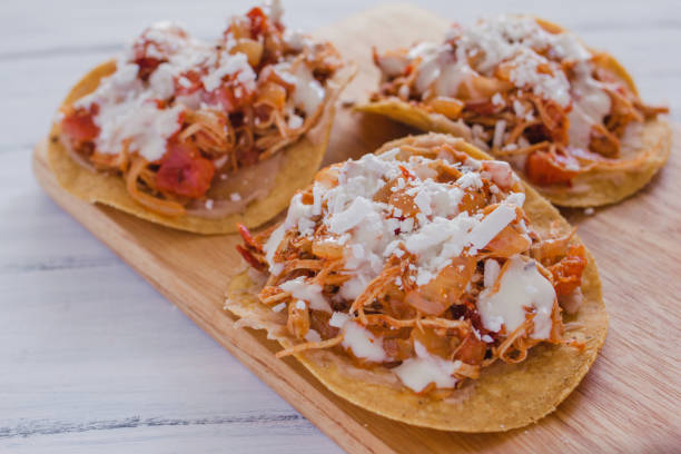 멕시코 의 닭고기, 멕시코 음식 치킨 팅가와 멕시코 토스트 - tostada 뉴스 사진 이미지