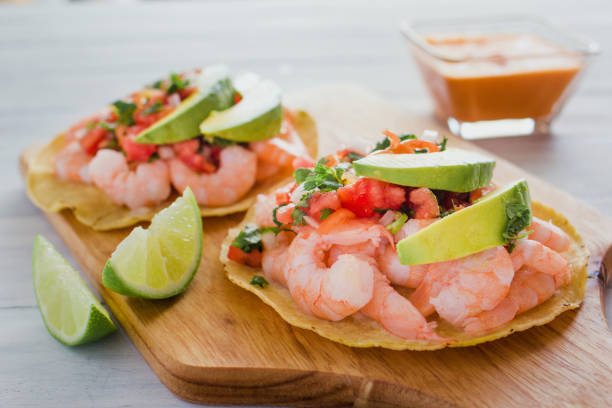 tostadas de camaron mexicanas, crevettes mexicaines au mexique, aliments de mer - prepared shrimp seafood sauces herb photos et images de collection