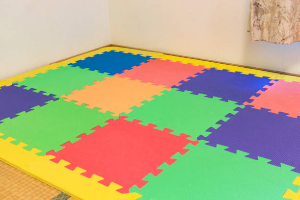 bunte spielmatte für kleine kinder - tatami matte stock-fotos und bilder