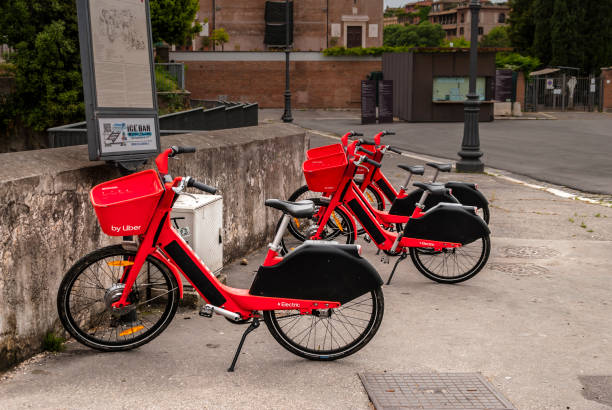 Uber bici rosse per il bike sharing a Roma. Mezzi alternativi per spostarsi nella città di Roma - foto stock