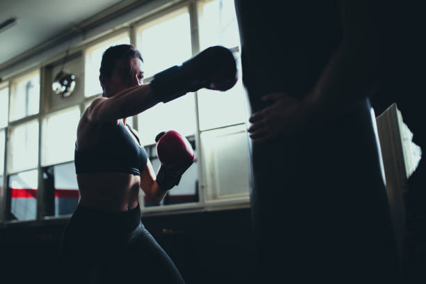 entrenamiento femenino boxeador duro - boxing womens fotografías e imágenes de stock
