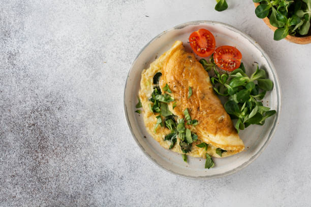 omelete recheada com tomates, pimentão vermelho, cream cheese e milho ou alface de cordeiro em fundo de concreto claro com espaço de cópia. comida saudável para o café da manhã. vista superior, plana. - stuffed pepper stuffed bell pepper pepper - fotografias e filmes do acervo