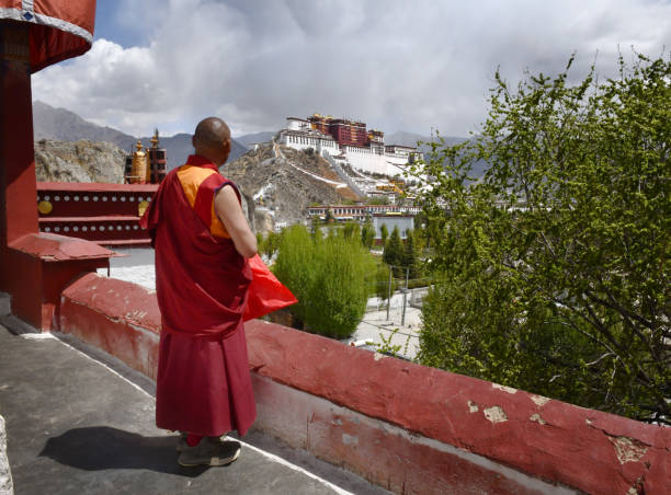 lhassa, tibet - tibet monk buddhism tibetan culture photos et images de collection