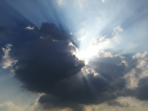 luces dramáticas de dios que pasan a través de las nubes y brillan en el cielo. - ambiente atmosférico fotos fotografías e imágenes de stock