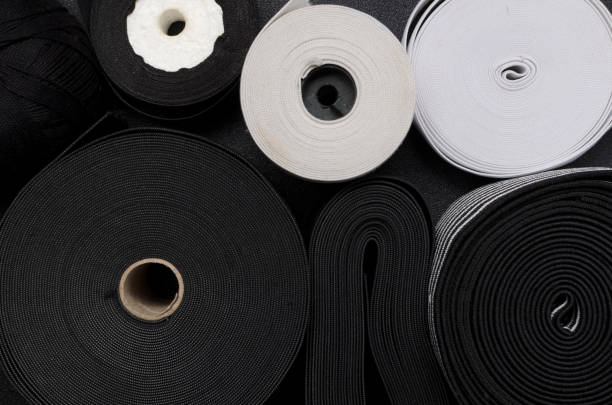 vue supérieure des bandes élastiques noires et blanches pour la couture comme arrière-plan - sewing tailor thread sewing kit photos et images de collection