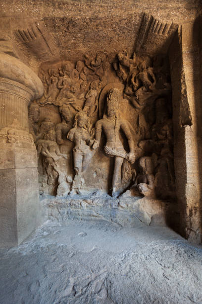 elephanta cave carving, elephanta island, mumbai - india statue carving history stock-fotos und bilder