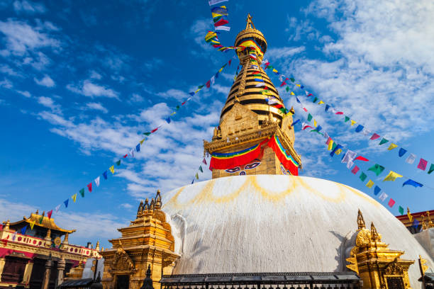 храм сваямбхунат в катманду, непал - stupa стоковые фото и изображения