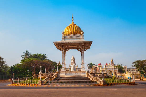 statue von maharaja chamarajendar wodeyar - mysore stock-fotos und bilder