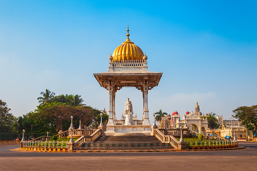 Estatua de Maharaja Chamarajendar Wodeyar photo