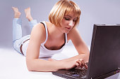 jugend-lifestyle-und-technologiekonzepte-aufgeregt-und-lachende-kaukasische-blonde-frau-mit.jpg?b=1&s=170x170&k=20&c=0WtZ2qUQGZgTEvmxLdeDR-2XBYiEVsp_QtPfXgtA-qw=