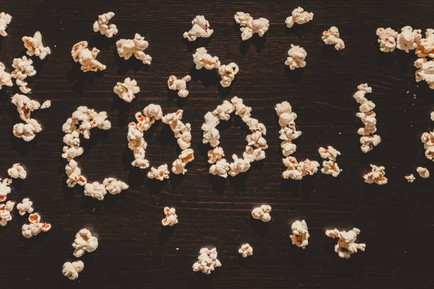 la palabra "cool" está dispuesta en palomitas de maíz sobre una mesa de madera - sales meeting fotografías e imágenes de stock