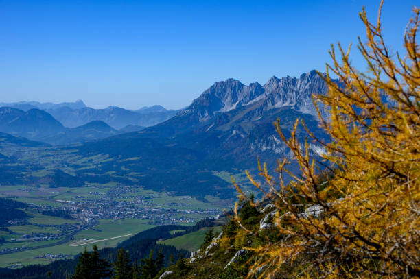 österreichische alpen - saint johann stock-fotos und bilder