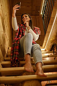 low-winkel-ansicht-einer-jungen-frau-auf-einem-video-anruf-mit-ihren-freunden.jpg?b=1&s=170x170&k=20&c=PcSiXOPQlEaGcTL_zFybn4xpROg7YtWUmfO7495Zsp8=