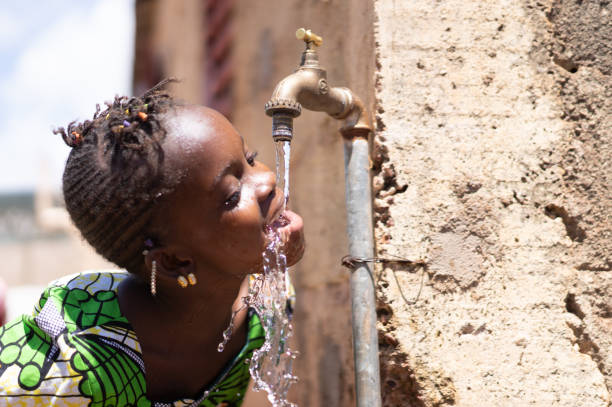 acqua per la vita, black girl simbolo della salute potabile - africa south africa child african culture foto e immagini stock