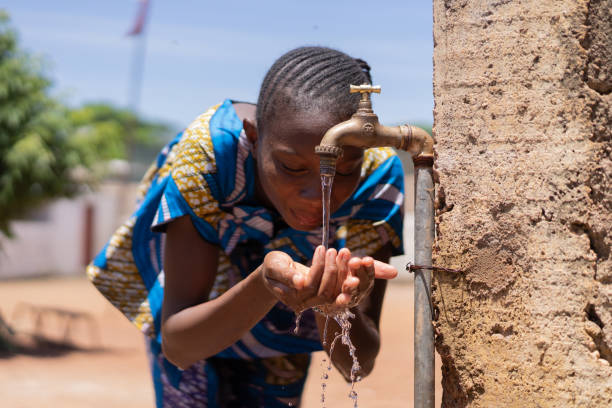 imagen sincera de african black girl drinking water bamako mali - cholera bacterium fotografías e imágenes de stock