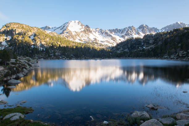 jezioro w obwodzie jeziora pessons grau roig, andora. - mountain valley european alps shade zdjęcia i obrazy z banku zdjęć