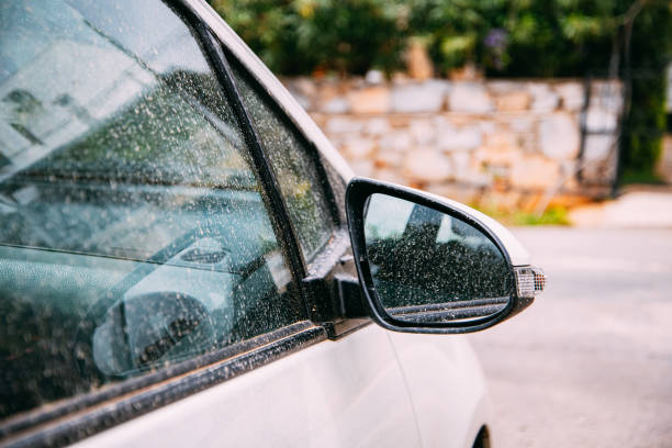 грязное окно автомобиля после грязевого дождя - mud car wet horizontal стоковые фото и изображения
