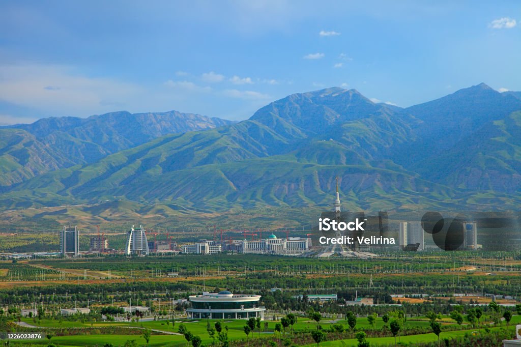 ASHGABAT, TURQUEMENISTÃO. Vista do novo bairro em um fundo de montanhas. - Foto de stock de Turquemenistão royalty-free ASHGABAT, TURQUEMENISTÃO. Vista do novo bairro em um fundo de montanhas. - Foto de stock de Turquemenistão royalty-free