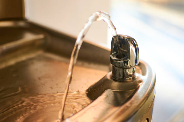 robinet public avec de l’eau potable. - fontaine photos et images de collection