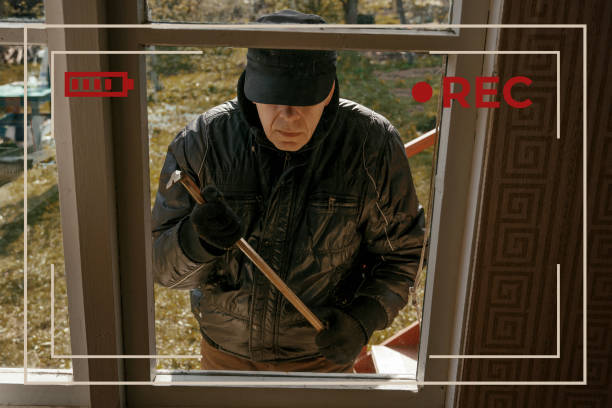 посмотреть дом с камер видеонаблюдения, прорвав окно. - burglary broken window door стоковые фото и изображения