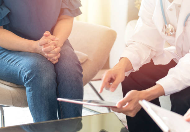 Women's Health healthcare concept. Gynecologist consulting female patient on Obstetrics and Gynecology HPV diseases.Professional psychologist doctor consult in psychotherapy session or counsel diagnosis concepto de atención médica médica para médicos y pacientes. equipo médico ginecólogo consultando y examinando la salud de la mujer paciente en el departamento de obstetricia y ginecología en el centro de servicio de salud del hospital médico.