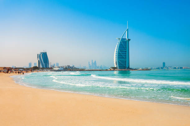 burj al arab luxury hotel, dubai - dubai beach hotel skyline stock-fotos und bilder