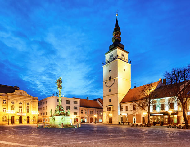 casco antiguo de trnava (trojicne namestie y city tower) por la noche, eslovaquia - trnava fotografías e imágenes de stock