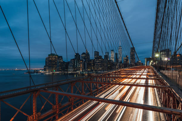 manhattan downtown skyline at night - connection usa brooklyn bridge business imagens e fotografias de stock