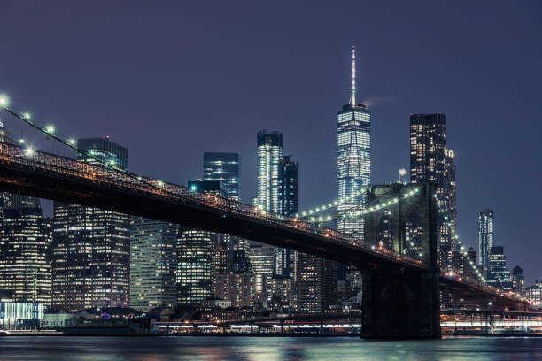 manhattan downtown skyline at night - connection usa brooklyn bridge business imagens e fotografias de stock