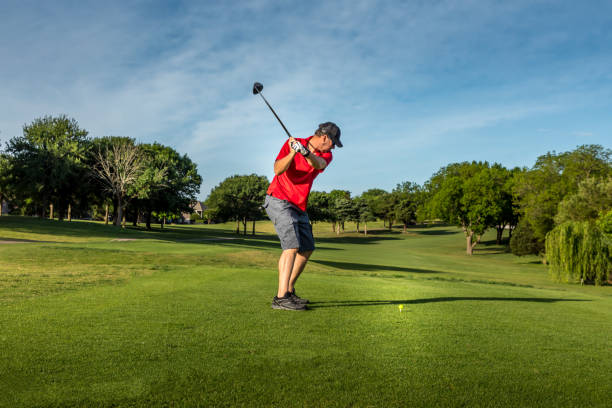 homem cambaleando na caixa de chá, jogando golfe - tee box - fotografias e filmes do acervo