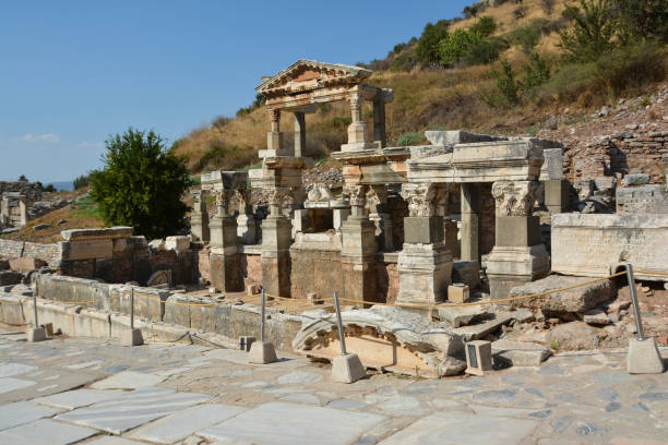 brunnen von trajan, nymphaeum traiani, in der antiken stadt ephesus, selcuk, türkei - traiani stock-fotos und bilder