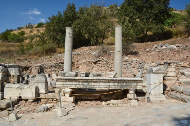 brunnen von trajan, nymphaeum traiani, in der antiken stadt ephesus, selcuk, türkei - traiani stock-fotos und bilder