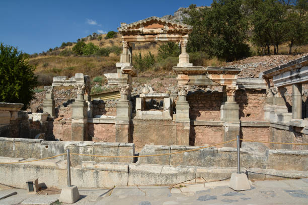 brunnen von trajan, nymphaeum traiani, in der antiken stadt ephesus, selcuk, türkei - traiani stock-fotos und bilder