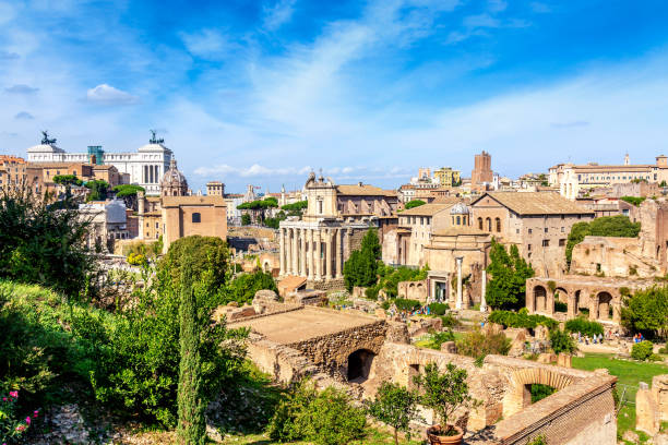 vista panoramica del paesaggio urbano del foro romano e dell'altare romano della patria a roma. monumenti di fama mondiale in italia durante la giornata di sole estivo - high angle view famous place roman roman forum foto e immagini stock