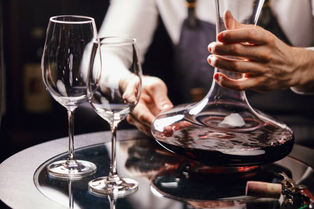 expert décanter et verser du vin dans le verre. formation du personnel pour sommelier - carafe decanter glass wine photos et images de collection