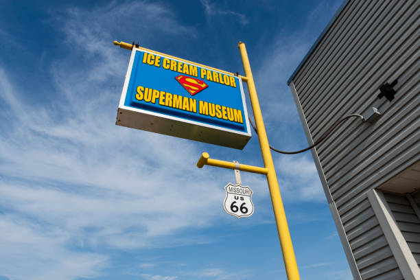 detalle de la cartelera de la heladería supertam y el museo supermen, a lo largo de la histórica ruta 66 en la ciudad de carterville - superman superhero heroes business fotografías e imágenes de stock