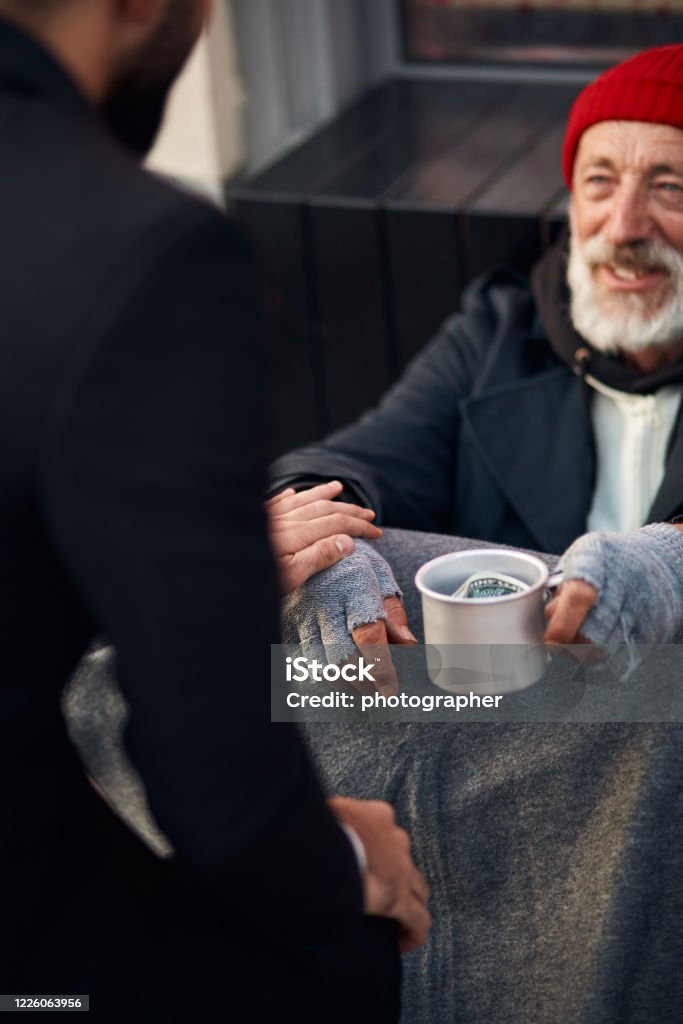 Onnellinen kerjäläinen istuu kävelykadulla ja tarvitsee apua - Rojaltivapaa avainsanalla Asunnottomuus ja tyyppiä Kuvapankin valokuva Onnellinen kerjäläinen istuu kävelykadulla ja tarvitsee apua - Rojaltivapaa avainsanalla Asunnottomuus ja tyyppiä Kuvapankin valokuva