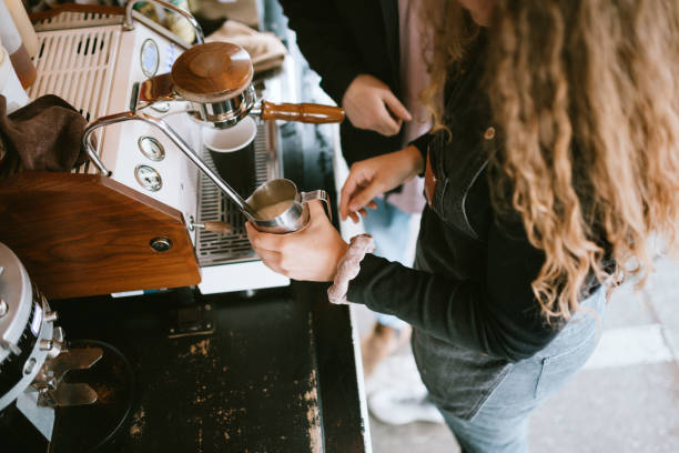 barista, hogy képzett pull eszpresszó lövés - barista témájú stock jellegű vizuális alkotások, jogdíjmentes fotók és képek