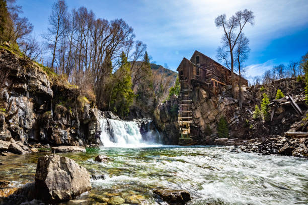 cascada en old crystal mill white río bosque nacional colorado - crystal fotografías e imágenes de stock