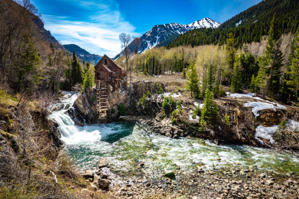 cascada en old crystal mill white río bosque nacional colorado - crystal fotografías e imágenes de stock