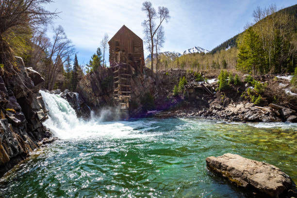 cascada en old crystal mill white río bosque nacional colorado - crystal fotografías e imágenes de stock