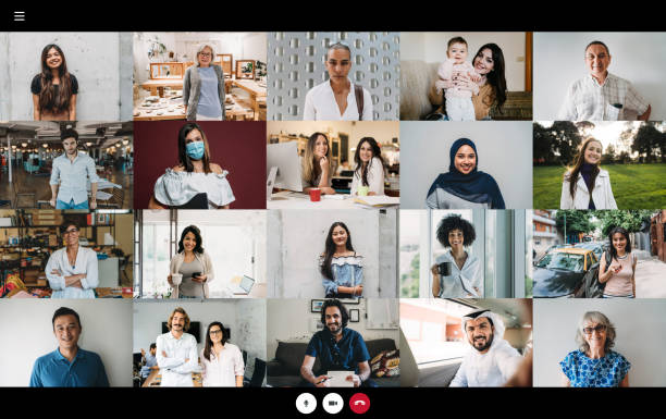 captura de pantalla de una videollamada de trabajo - muchas personas de diferentes etnias que se conectan entre sí - 23 personas - digital composite office worker computer monitor business fotografías e imágenes de stock