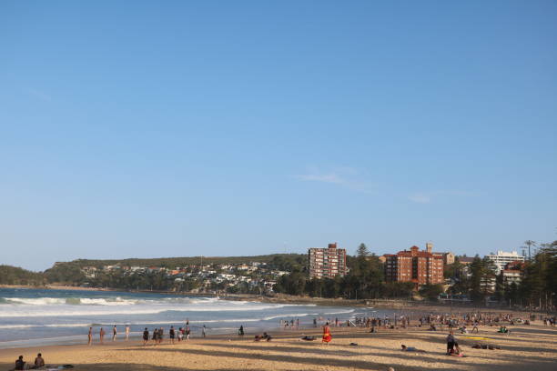 мэнли-бич в сиднее, новый южный уэльс, австралия - manly beach sydney australia australia beach стоковые фото и изображения