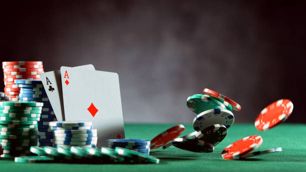 покер на месте жизни с падением покер фишки - gambling chip green stack gambling стоковые фото и изображения
