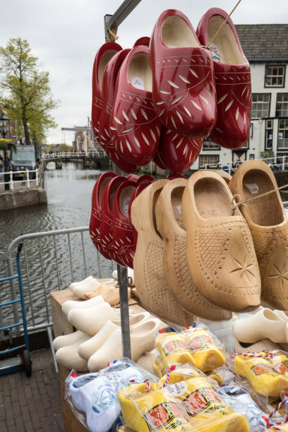 zoccoli in vendita al mercato del formaggio alkmaar, paesi bassi - amsterdam traditional culture netherlands wood foto e immagini stock