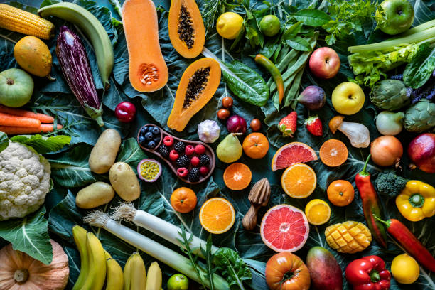 野菜や果物ビーガン食品のアソートアレンジが様々 - plum tomato 写真 ストックフォトと画像