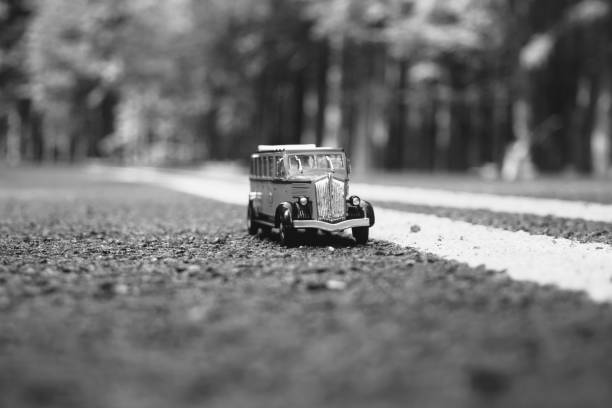 bus rouge de parc national de toy glacier en noir et blanc - us glacier national park montana bus park photos et images de collection