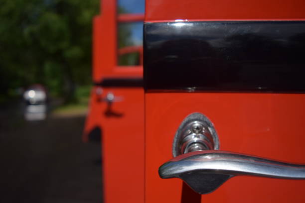 portes rouges de bus - us glacier national park montana bus park photos et images de collection