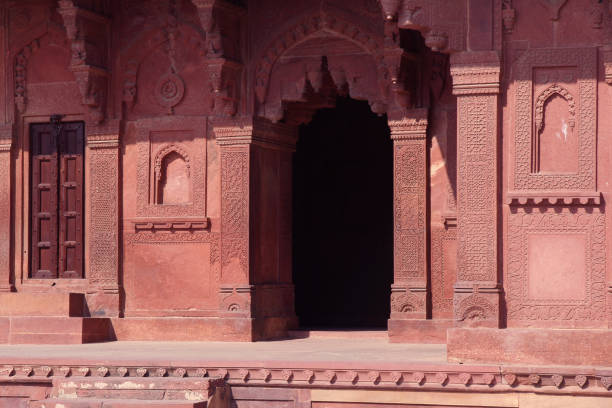 красный индийский дворец в фатехпур сикри - carving monument fort pradesh стоковые фото и изображения