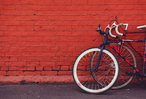 два старинных велосипеда - bicycle wall green single object стоковые фото и изображения